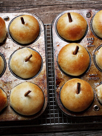 apple buns in muffin tins
