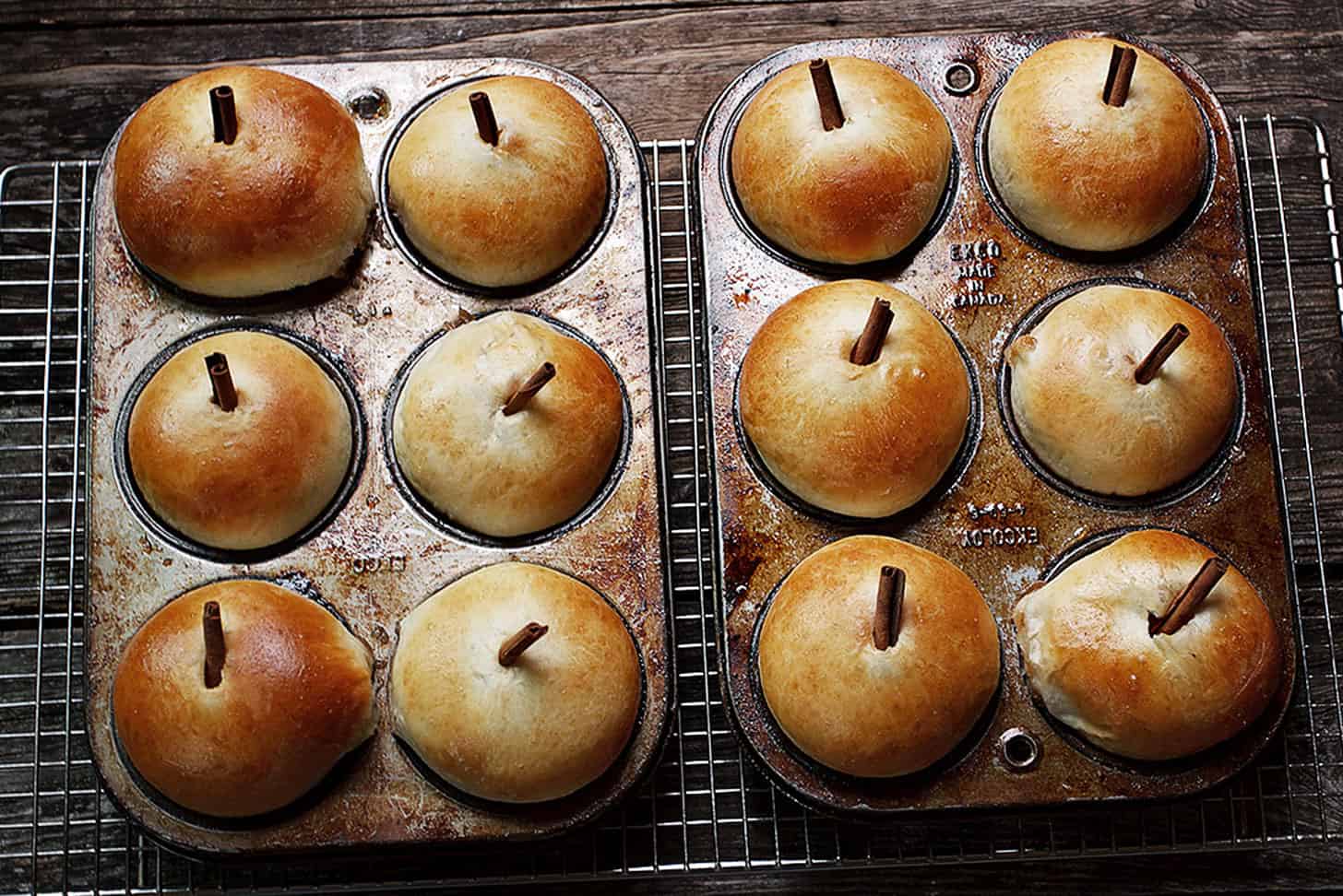 apple buns in muffin tins