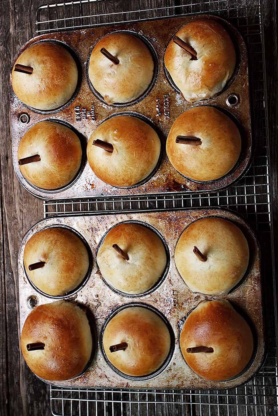 apple buns in muffin tins