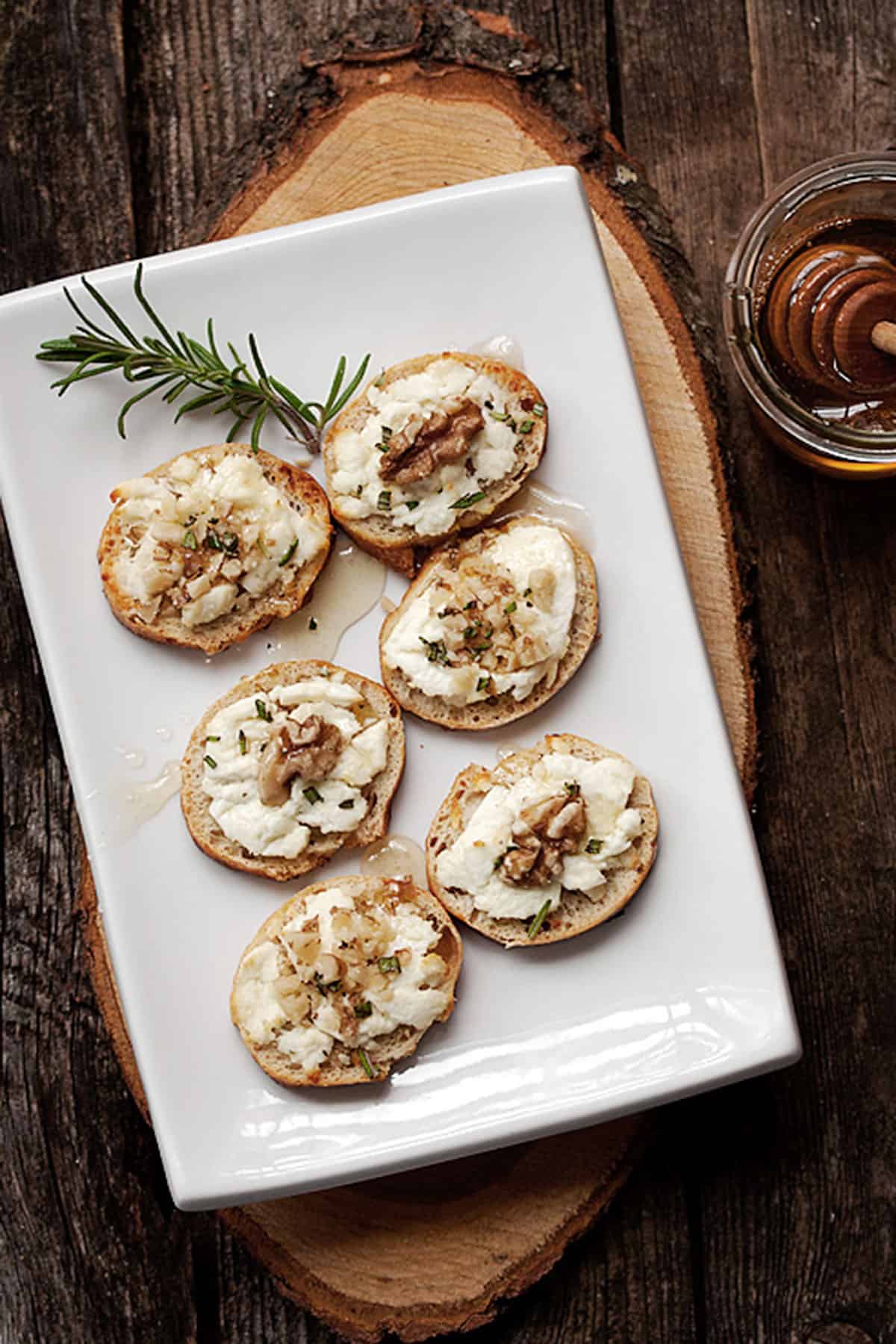 goat cheese crostini with honey