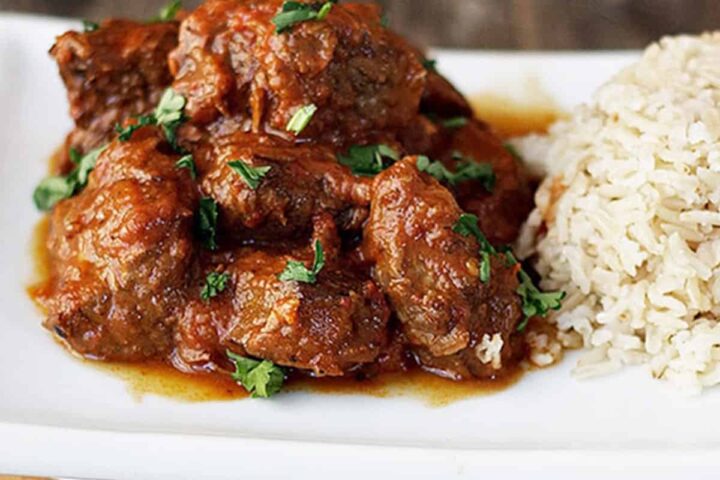 spiced beef curry o plate with rice