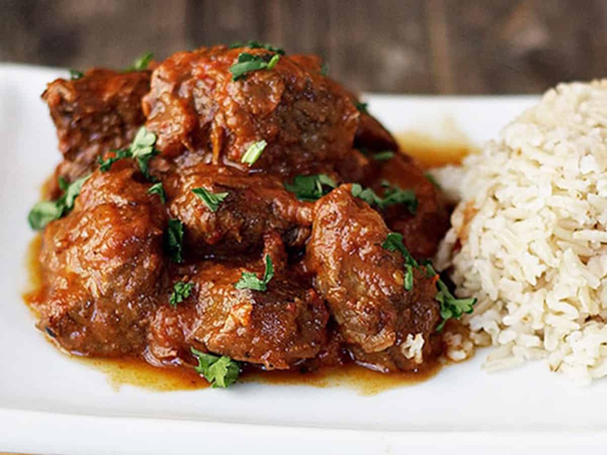 spiced beef curry o plate with rice