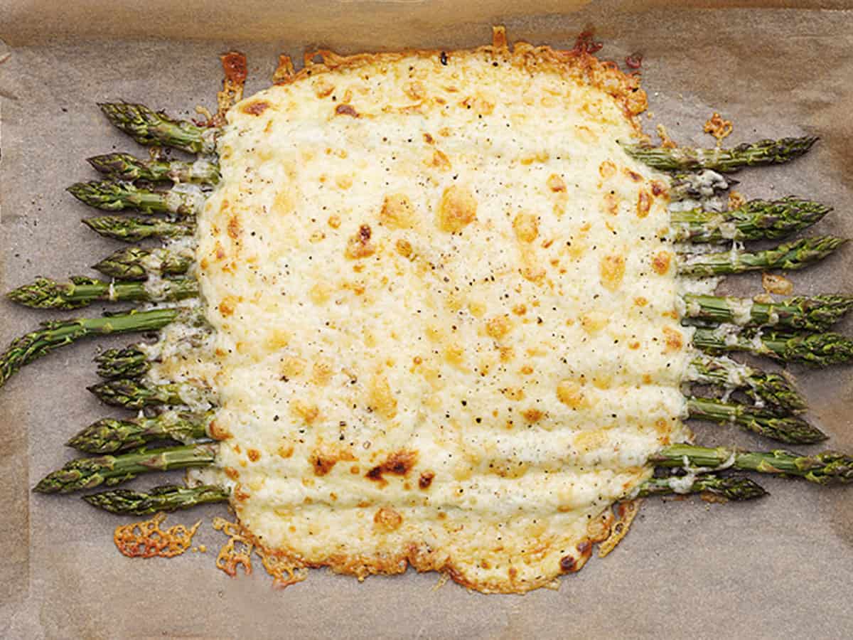 baked asparagus with creamy cheese sauce