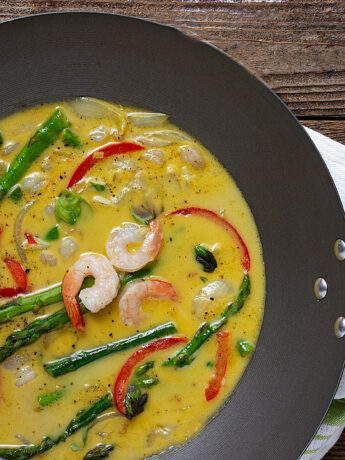 Thai green curry shrimp with asparagus in wok