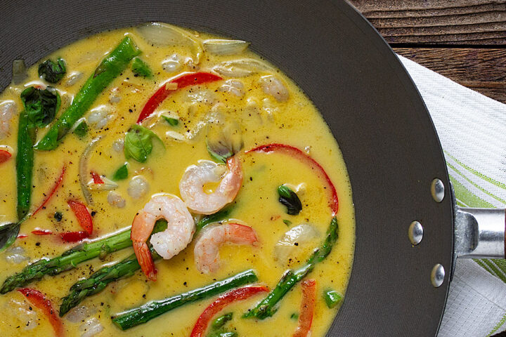 Thai green curry shrimp with asparagus in wok