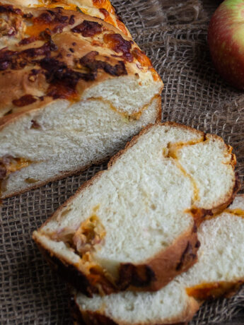 apple cheddar bread sliced