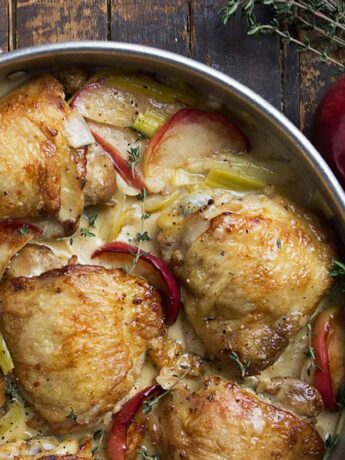 chicken with apples and leeks in pan