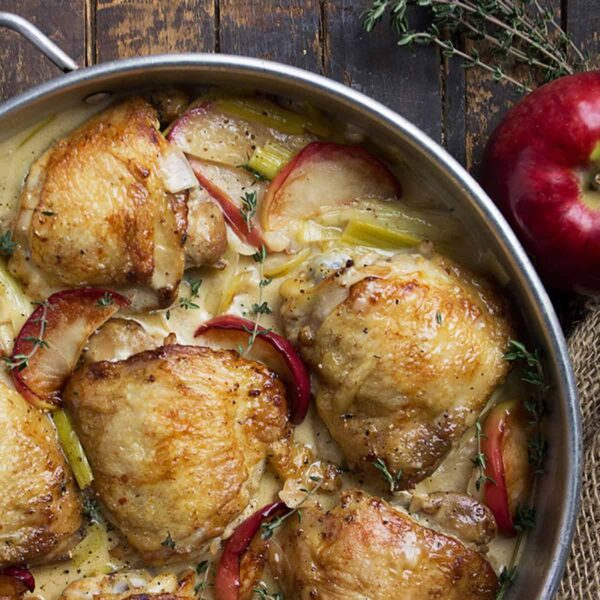 chicken with apples and leeks in pan