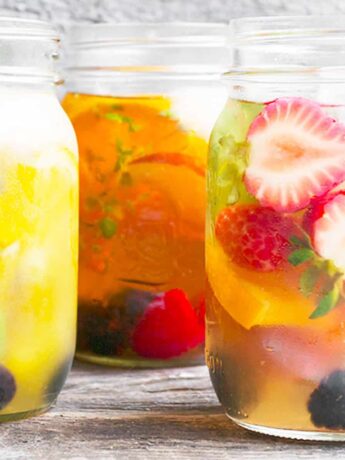 cold brewed iced tea with fruit in mason jars