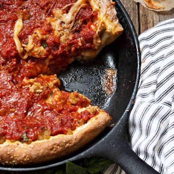 Deep dish pizza in cast iron skillet : r/castiron