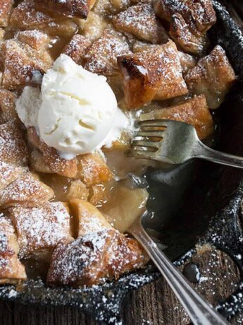 apple pandowdy in cast iron skillet