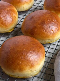 homemade hamburger buns on cooling rack