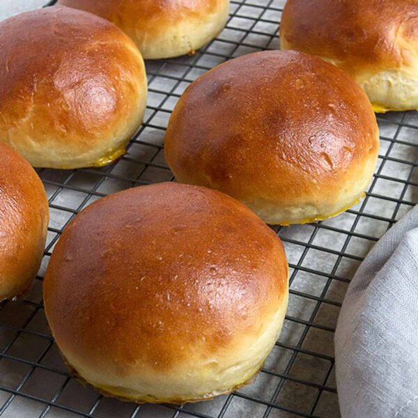 homemade hamburger buns on cooling rack