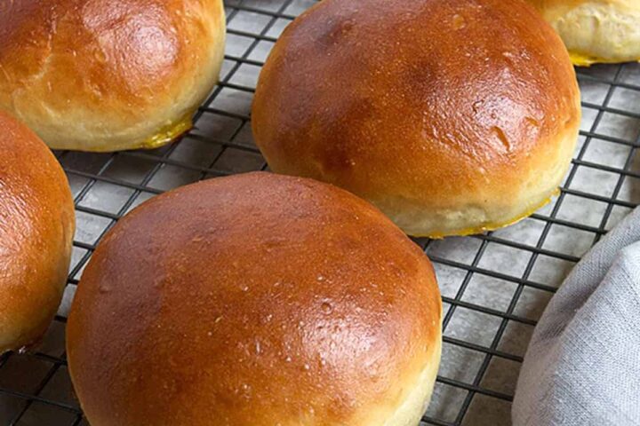 homemade hamburger buns on cooling rack