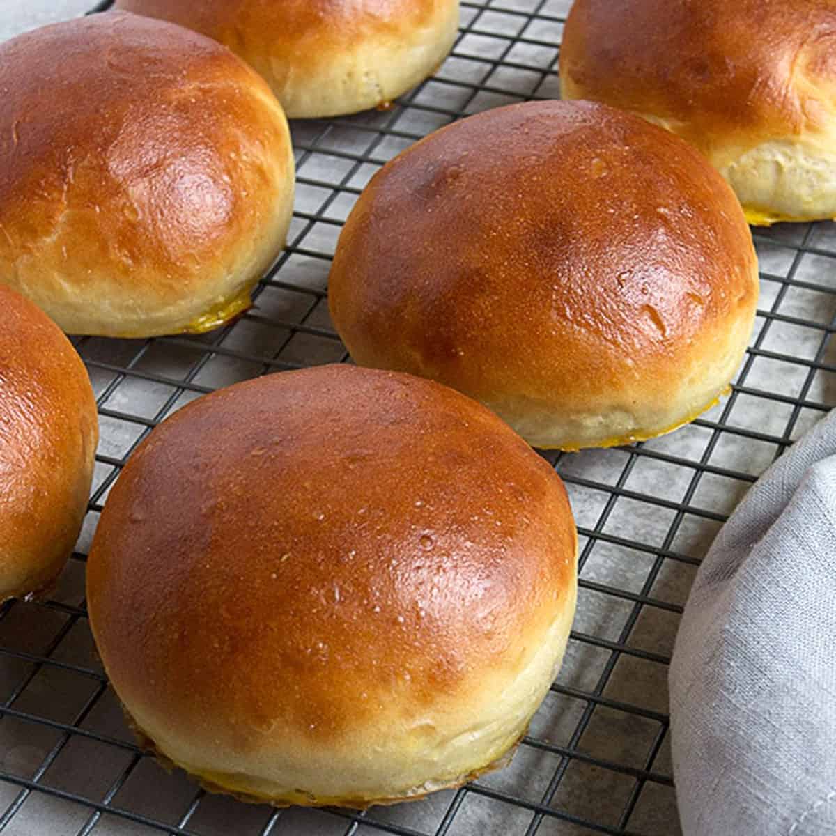 Hamburger bun pans? Tips, tricks, thoughts? : r/Baking