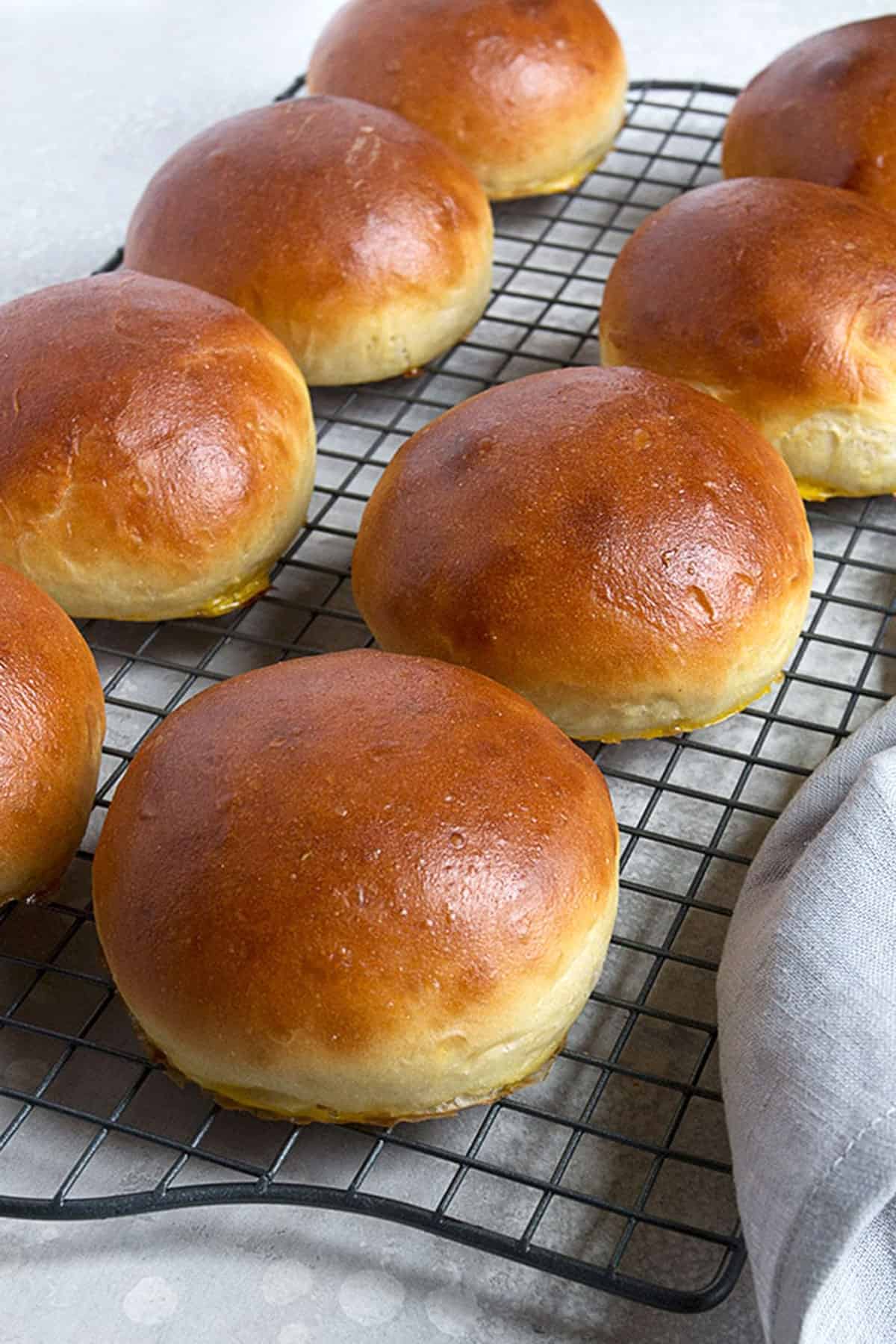 homemade hamburger buns on cooling rack