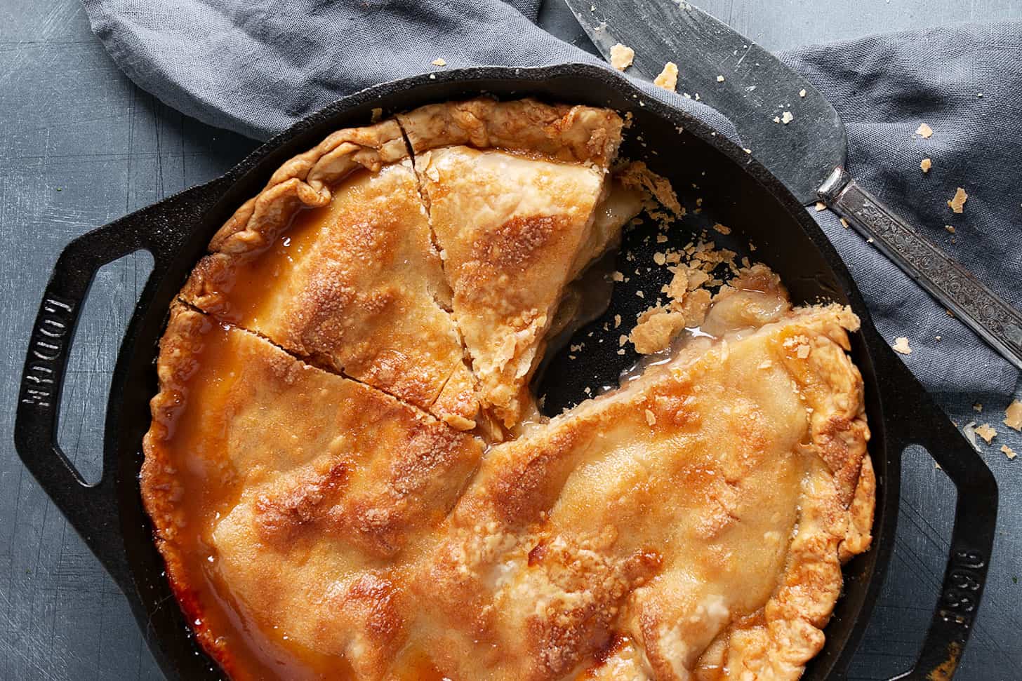 brown sugar peach pie in a cast iron skillet