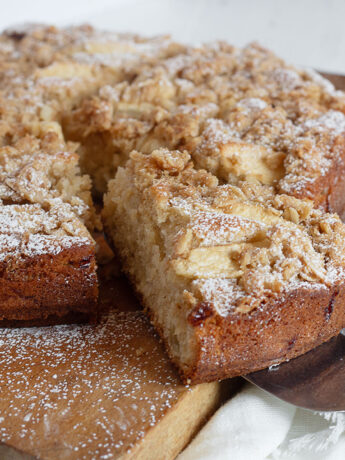 apple crisp cake sliced on cutting board