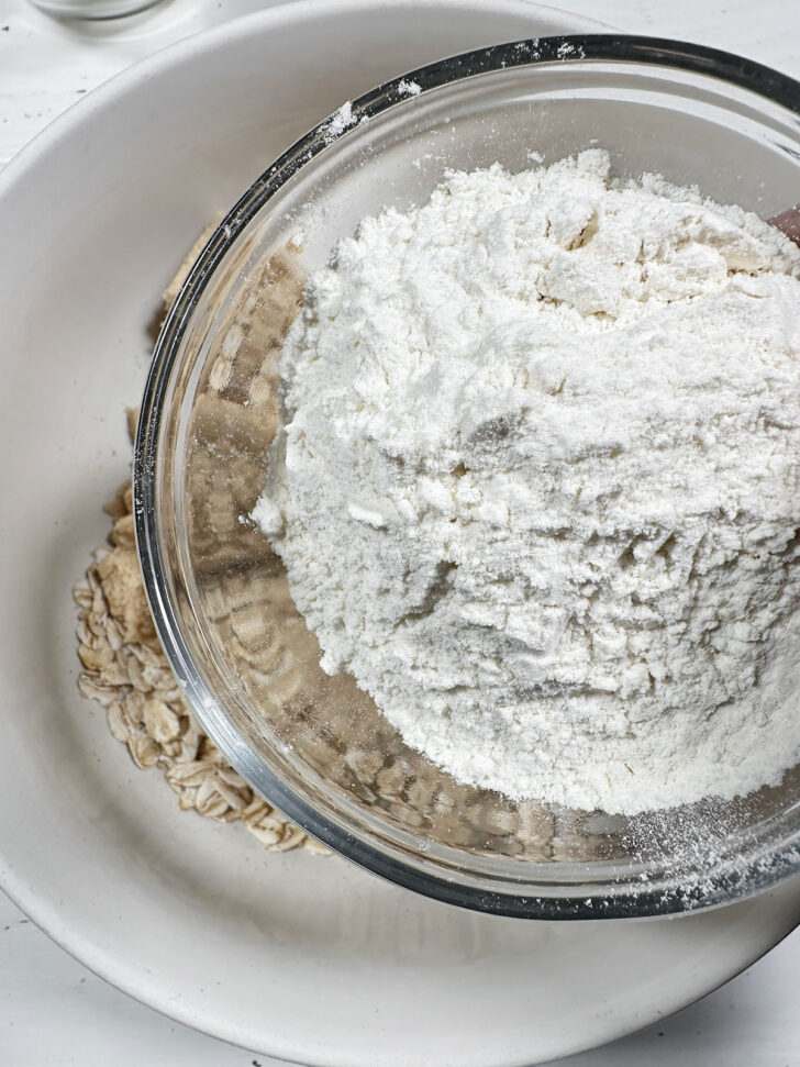 Mixing the oats, brown sugar and flour in a mixing bowl.