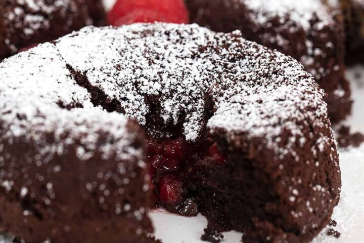 chocolate molten cake with raspberry filling