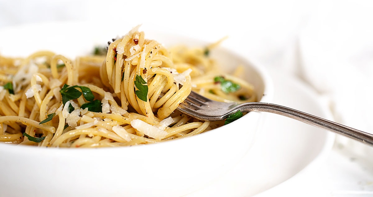 spaghetti with olive oil and garlic in bowl
