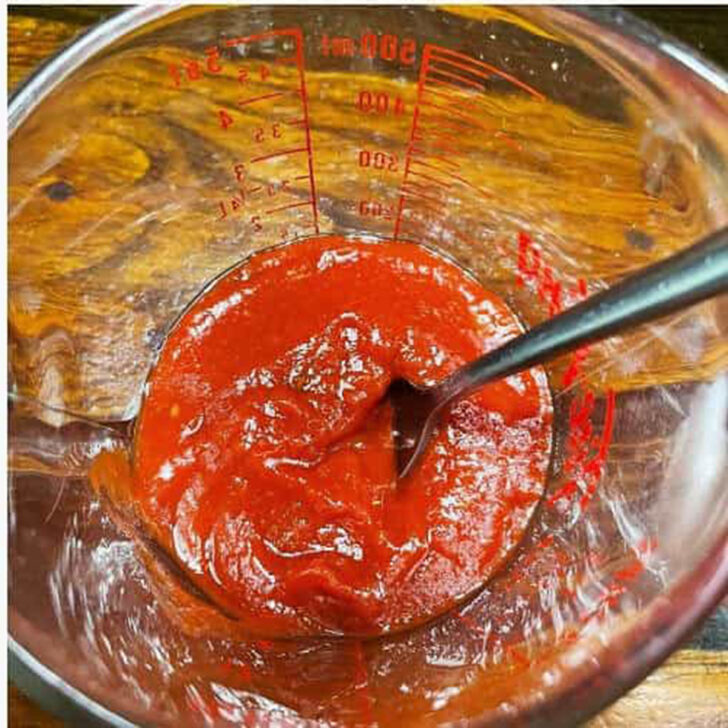 Chili sauce measured out in a measuring cup.