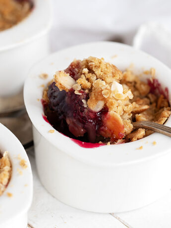 blackberry apple crumble in ramekins with spoon