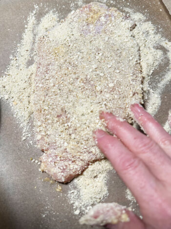 breading pork with bread crumbs