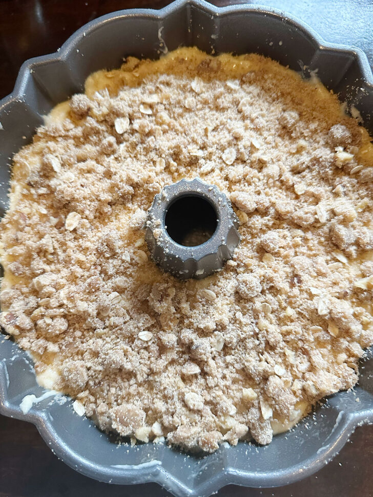 Topping the cake with the remaining streusel.