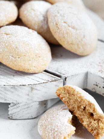 Brown butter cinnamon cookies on a serving board.