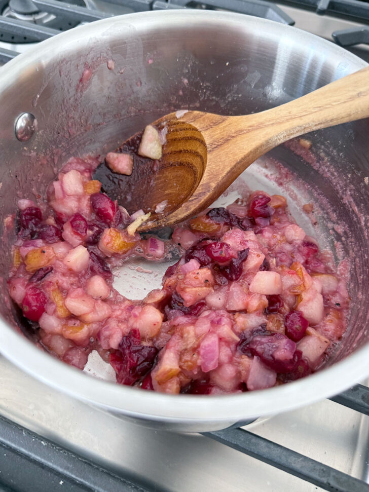 Pear and cranberry chutney after cooking.