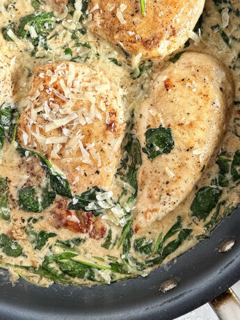 Chicken Florentine in a skillet.