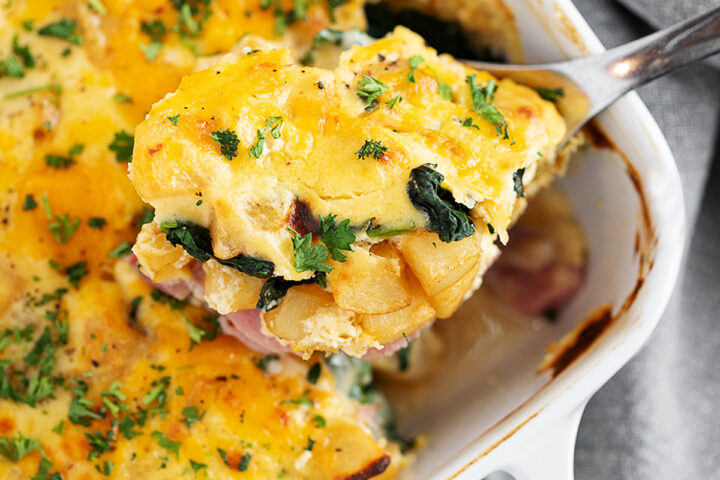 Ham and potato au gratin in the baking dish.
