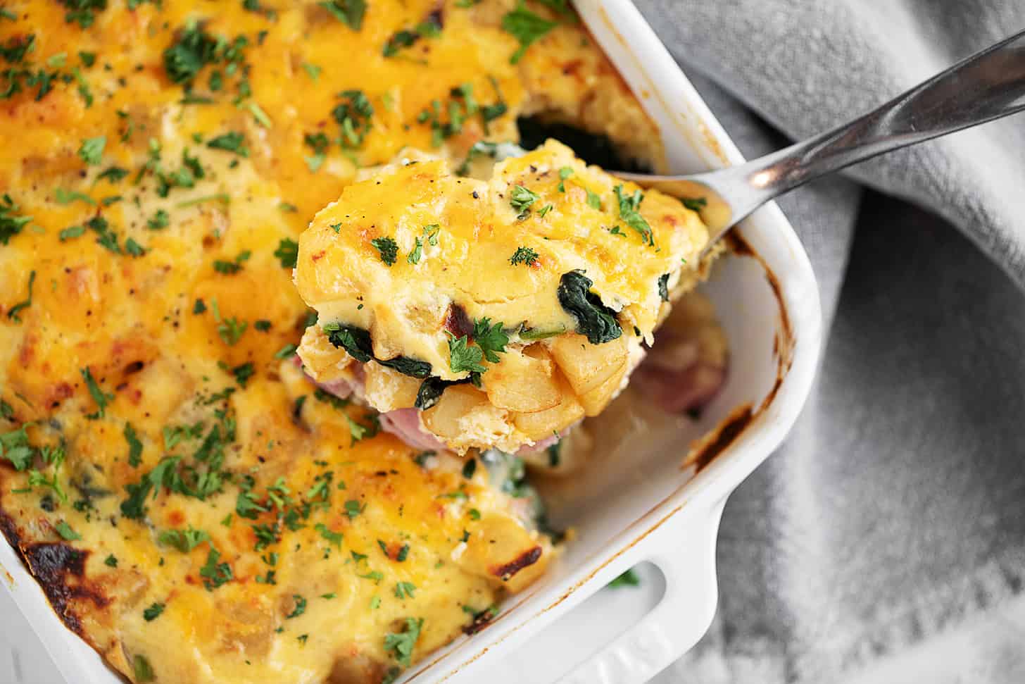 Ham and potato au gratin in the baking dish.