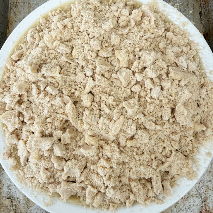 Filling added to the pie crust and topped with the crumb topping.